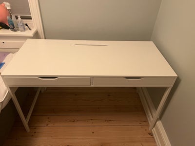 Skrivebord, Ikea , b: 132 d: 58 h: 76, Super fint IKEA skrivebord, sælges kun fordi min datter har f