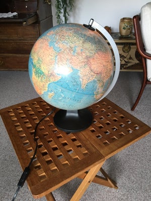 Anden bordlampe, Scanglobe, Globus med lys, højde ca 40 cm diameter ca 34. Står på plastik fod