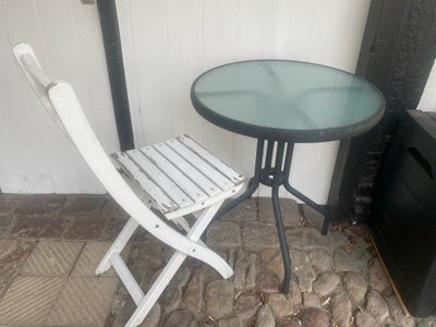 Foldbar træstol og bord, Vintage, Lille fin stol og bord til altanen
Kan foldes sammen. Til vinter o