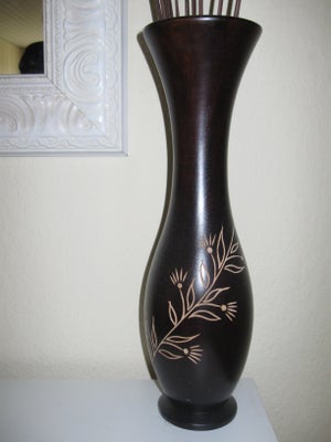 Vase, Vase og Blomster, Vasens højde: 36 cm 
Farve: Brun 
De smukke kunstige blomster gives uden bet