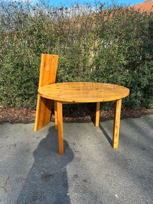 Spisebord, Fyrretræ, Retro, b: 120 l: 120, Rundt spisebord i massivt fyrretræ med udtræk.
Der medføl