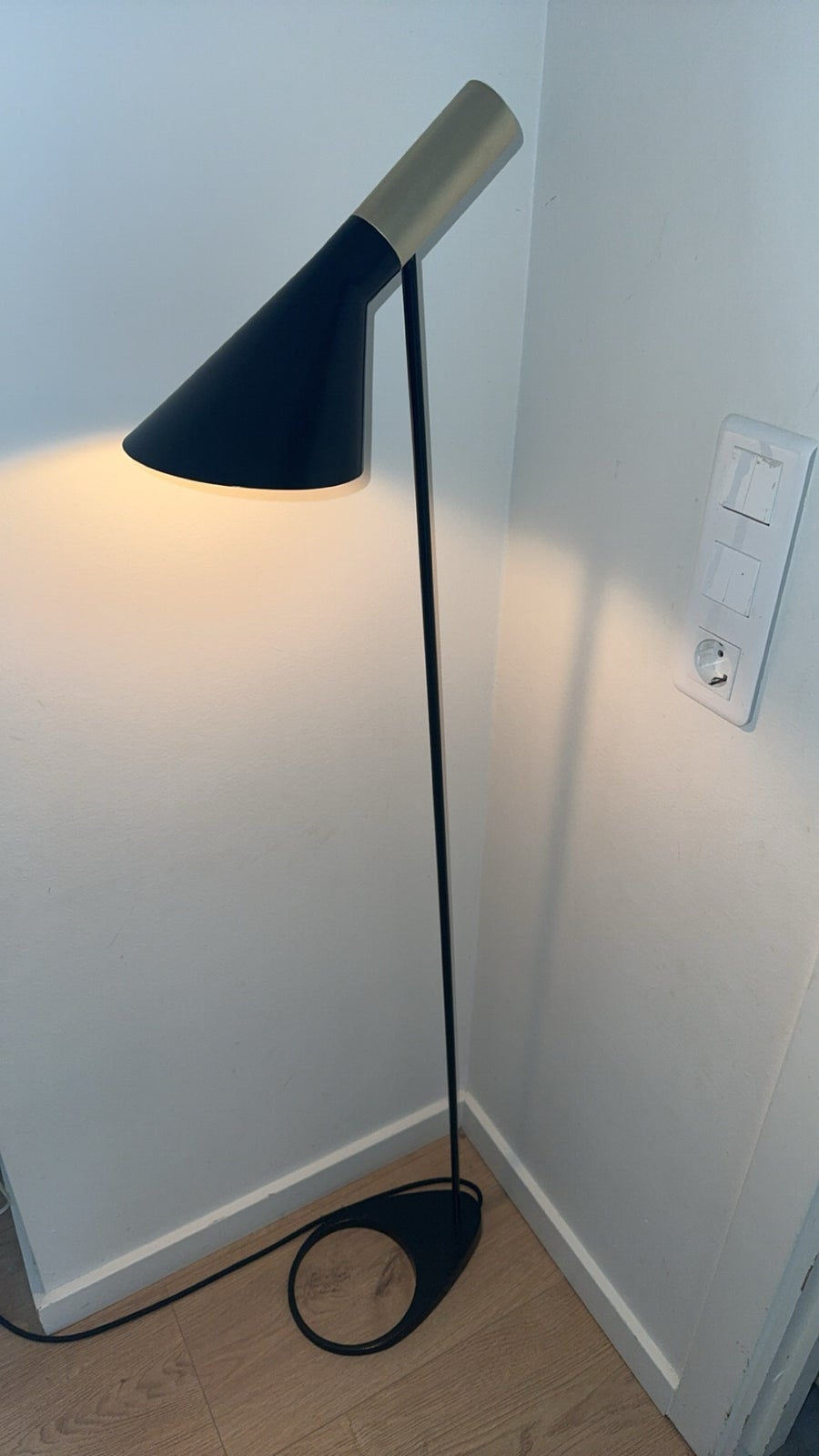 Arne Jacobsen, Aj gulvlampe næbbet, gulvlampe