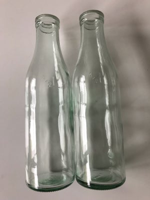 2 gamle mælkeflasker, 1/2 liter - helt intakte og i fin stand. Højde 24 Ø 2,6 indvendigt mål.
Samlet