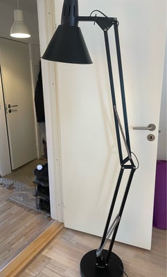Standerlampe, Mat sort stander lampe 
Højde: 177cm
Kan hentes i København Nv 
God stand