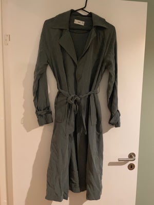 Trenchcoat, str. 36, MNG,  Mørkegrøn,  God men brugt, Super flot lang jakke fra MNG i støvet grøn. B
