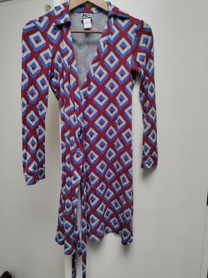 Blusekjole, Diane Von Furstenberg Wrap-Dress, str. S,  Grafisk signaturmønster i lilla skala,  100% 