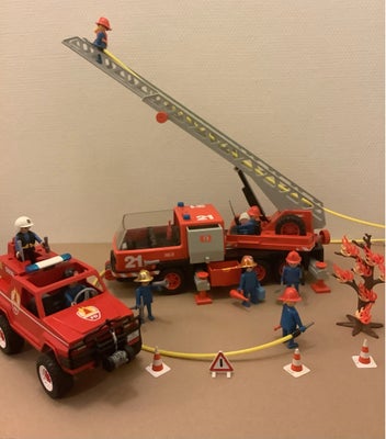 Legetøj, Playmobil, Store tre akslet stigebil og brandchef offroader 
8 brandfolk med udstyr, slange