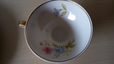 Porcelæn, Kop /dessert tallerken, stempel i bunden

kop hvid med blomster
høj 5cm
dia 10½ cm
dessert