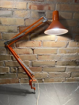 Arkitektlampe, Orange arkitektlampe med beslag. Lettere brugsspor samt en defekt på ledning. Lampen 