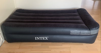 Intex luftmadras med indbygget pumpe, Luftmadrassen har en indbygget pumpe, så du skal blot sætte de