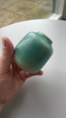 Keramik, Vase, Saxbo, Saxbo vase i eftertragtet glasur.
Måler 7 cm og er i absolut perfekt stand.
Ka