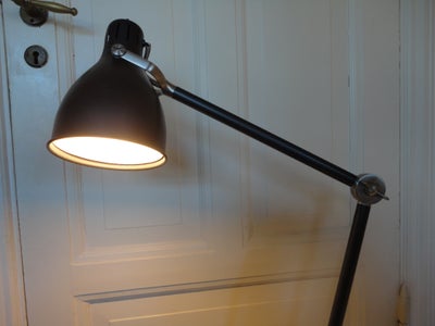 Arkitektlampe, Arkitekt lampe TIL SALG
FARVE ; SORT
Alt virker ; LYS + AFBRYDERKNAP + BØJELIGE LED