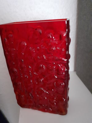 Vase, Ukendt, Smuk rød vase i glas, smuk I vinduet når lyset rammer. Kan desværre ikke fanges på kam