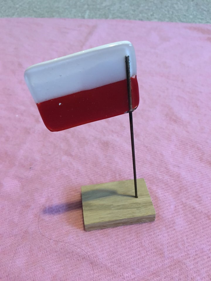 Flag, Glas, metal og træ