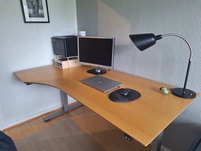 Skrivebord, Linak, b: 180 d: 100, Velfungerende automatisk hæve sænke bord med kabelholder og lille 