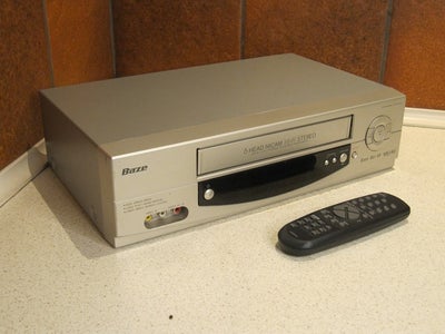 VHS videomaskine, 
BAZE
Model: VR-H 2102

- Incl. fjernbetjening,
- 6 Head,
- Fin stand !
- Hi-Fi st