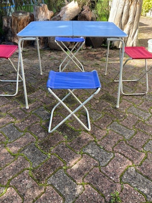 Campingsæt, Fin ældre campingbord med 4 små stole i rød og blå farve.
Der er nogle mærker på bordet 