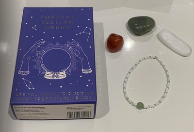 Armbånd, Sprituel pakke med:
Fortune telling cards
1 armbånd med krystal i
1x green jade/grøn jade
1
