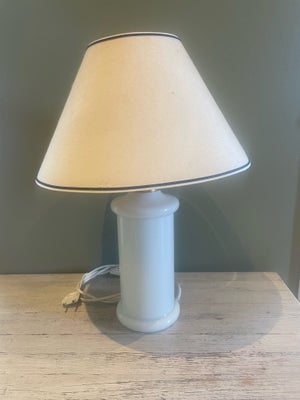 Lampe, En fin lampe med fod i hvid glas

Samlet højde cirka 50 cm. 
Skærm er cirka 35 cm i dia og ci