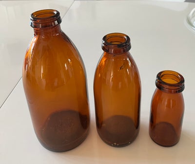 Flasker, Brune mælkeflasker, 3 stk brune mælkeflasker
den ene med lille revne
Samlet 50 kr