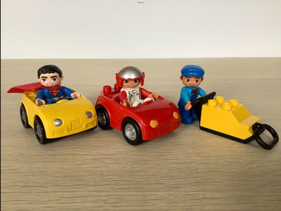 Lego Duplo, Superman i bil, racerkører i bil og arbejdsmand med maskine, der vibrerer, når man trækk