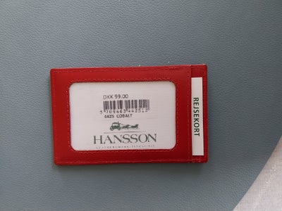 Kortholder, Hansson, REJSEKORT ETUI i lækkert rødt læder.
Plads til 3 kort på bagsiden.
Aldrig brugt