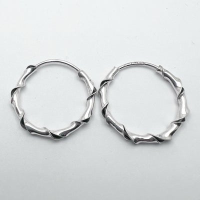 Øreringe, sølv, Små snoede sølv øreringe. Stemplet 925 2 cm
