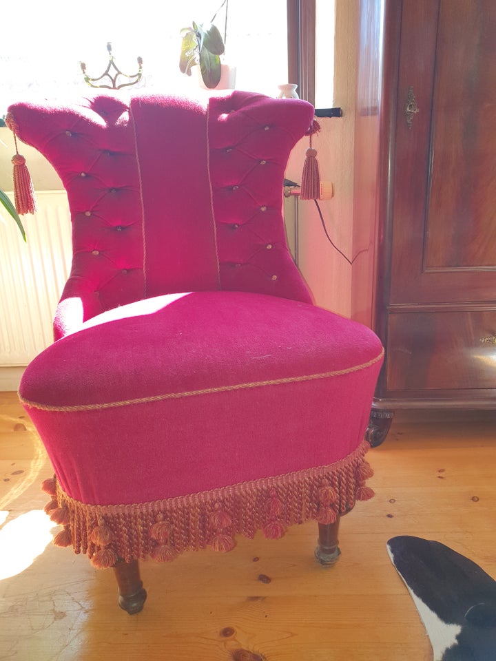 Fin gammel stol i rød velour med frynser