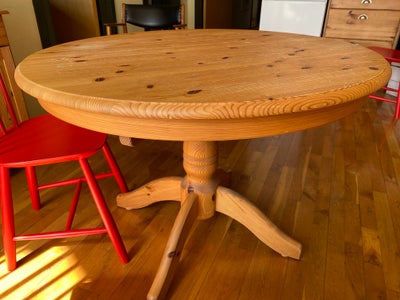 Spisebord, Ældre fyrretræs spisebord Ø: 103 cm. Super stabilt, og med 1 tillægsplade på 48 cm