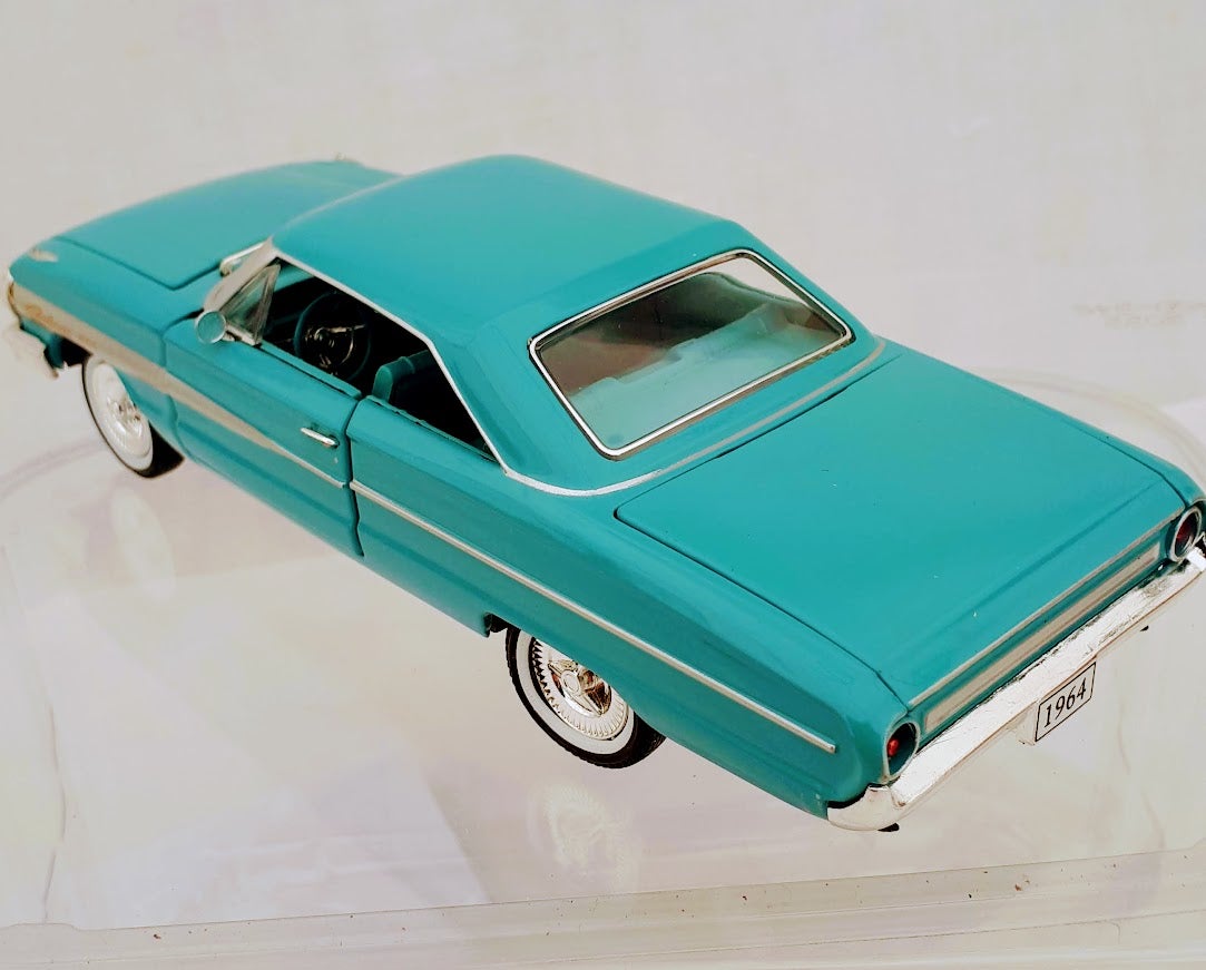OPO 10 - Miniature car reproduced at 1/24 Scale Compatible for Ford Galaxie  500 from 1965 - M011