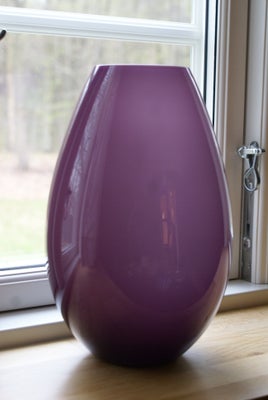 Vase, Cocoon glasvase, Holmegaard, Flot mundblæst lilla Holmegaard Cocoon glasvase designet af Peter