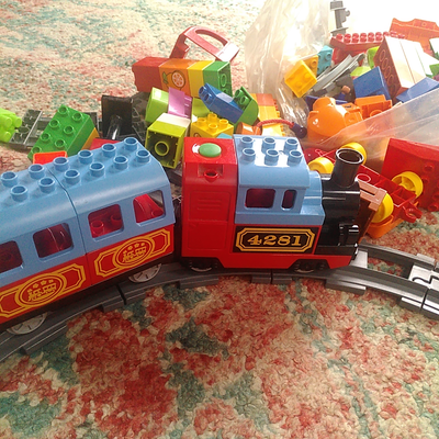 Lego Duplo, Blandet Duplo
bl.a. elektrisk tog med lyd når man tanker, togskinner, klodser, figurer, 