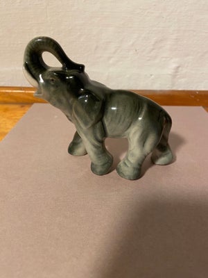 Elefant, Porcelæn. 
Måler 10x11 cm. 