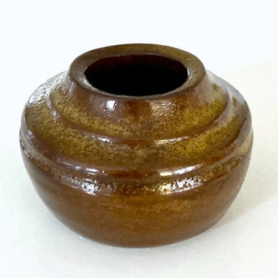 Keramik, Lille brun retro vase,  Walle, Et fint lille stykke unika håndværk er denne buttet hånddrej