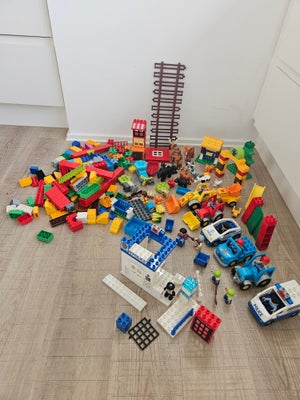 Lego Duplo, Dyr, politi mv., Blandet lego duplo med bl.a. dyrepark, politistation, bondegård og en g