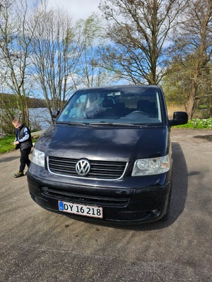 VW Multivan, 2,5 TDi 130 Comfortline 10prs, Diesel, 2003, km 470000, sort, 5-dørs, 16" alufælge, Fin