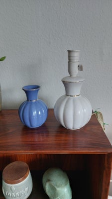 Lampe, Flot retro græskar sæt  fra Johgus Bornholm 

Hvid lampe i krakeleret keramik 
Signatur kan i