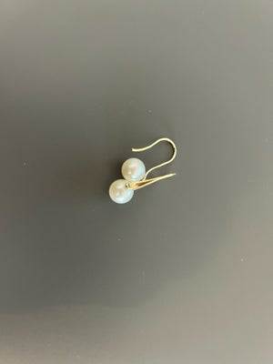 Øreringe, guld, Elegant round white pearl earrings with 14 kt gold. 

Ørebøjler i runde hvide perler