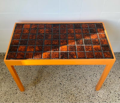 Sidebord, Dansk bord fra 60’erne med håndlavede klinker, teaktræ, b: 66 l: 35 h: 45, Flot og anderle