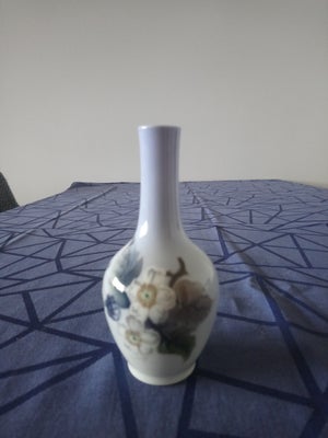 Porcelæn, Vase, Royal Copenhagen, Lille vase med brombærmotiv
mål: ca 15 cm

Se også mine andre anno