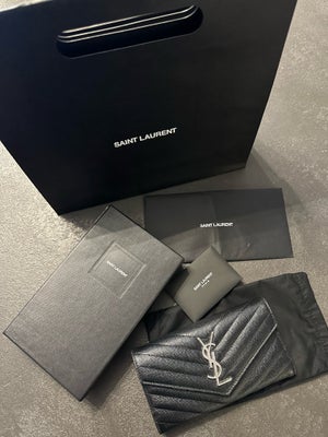 Pung, Yves Saint Laurent, Large Monogram Yves Saint Laurent flap Wallet i sort med sølv hardware.

P