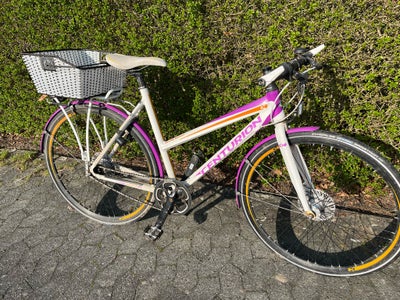 Damecykel,  Centurion, Sælges :

Denne fine dame cykel.

Stel 20,5 tommer 

Kun 1750 kr

Befinder si