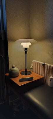 PH, 3/2, bordlampe, PH 3/2 bordlampe sort forkromet med hvide opalglas i rigtig pæn stand.

Pris.   