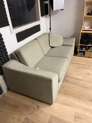 Sofa, 2 pers. , Ukendt, Velskabt og komfortabel grå sofa, som måske kunne trænge til en lille rensni