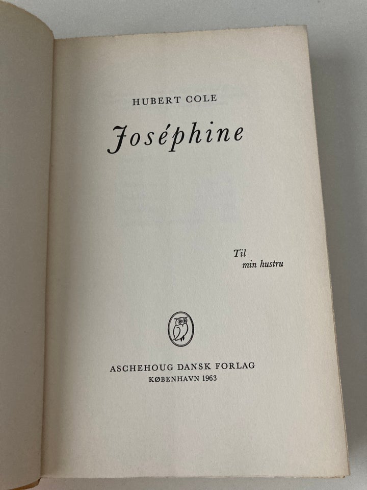 Joséphine, Hubert Cole, emne: historie og samfund