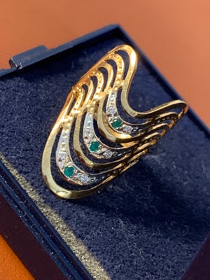 Ring, guld, 750/18K, Beskrivelse:  
Moderne assymetrisk ring i 18 kt. guld prydet med grønne og klar