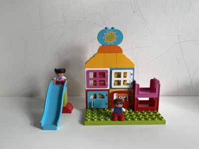 Lego Duplo, Mit første legehus.
Det er dag, og børnene leger, den ene på rutsjebanen, den anden fora