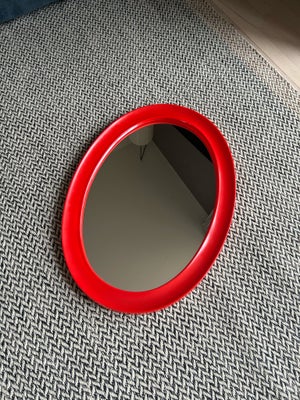 Vægspejl, b: 42 h: 58, Ovalt retro spejl i rødt plast

Fremstår i flot brugt stand uden nævneværdige