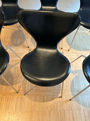 Arne Jacobsen, 3107, Stol, 6 stk 3107 med sort semi anilin læder 

Samlet pris 12.500kr

Står ved Ve