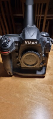 Nikon D5, Perfekt, Sælges da jeg er ved at trappe ned på udstyr.
Det er i perfekt stand
